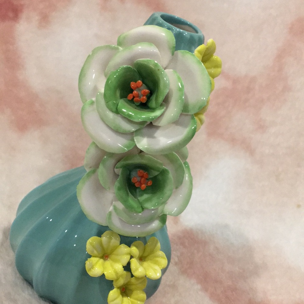 “Blooming Bright” Ceramic Bud Vase 3D ceramic Flowers NWOT 4”x6.5” Handcrafted - Picture 14 of 16